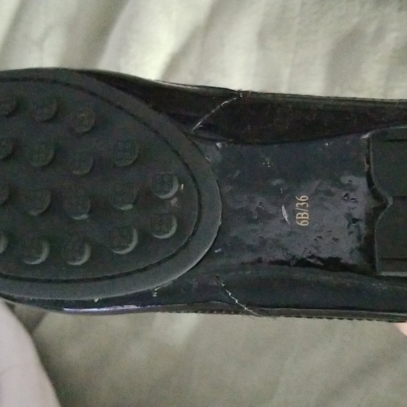 BCBG Maxazria leopard print with patent leather accents - Picture 4 of 5